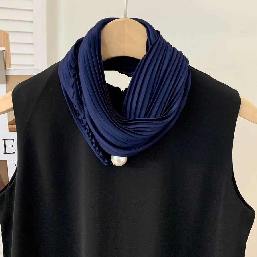 Foulard en soie à fermoir magnétique view 7
