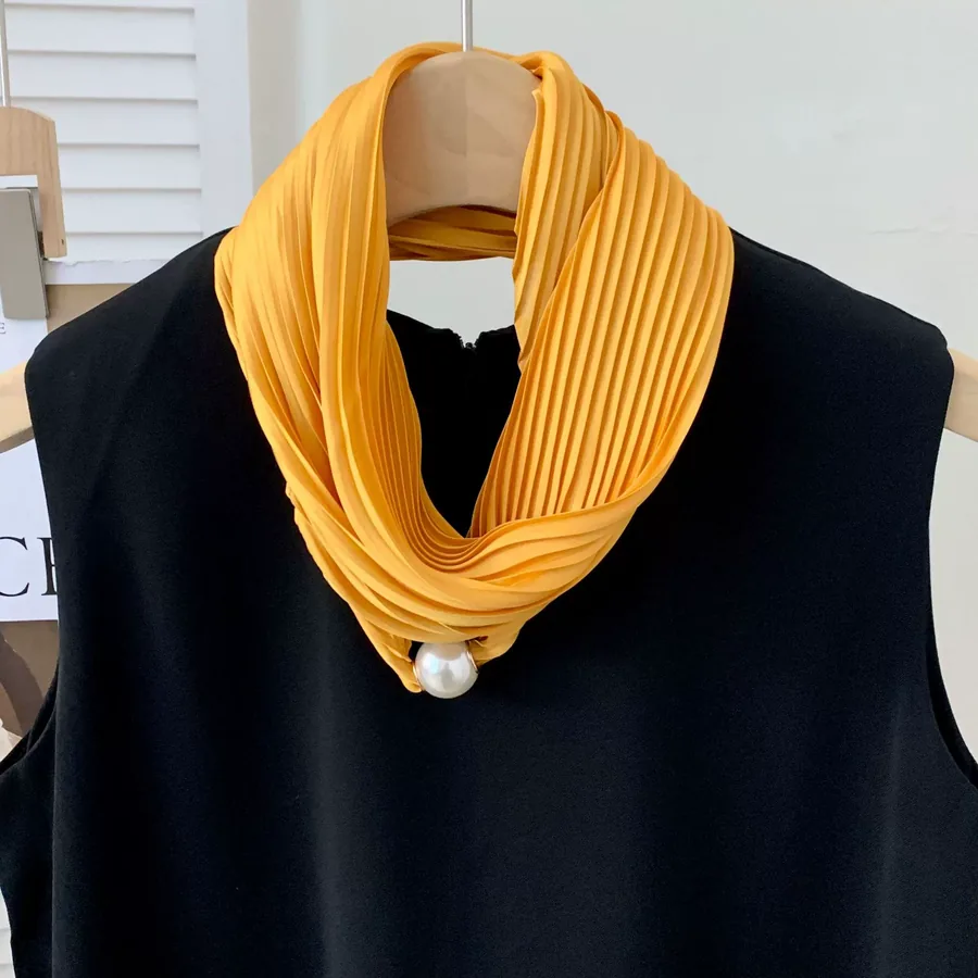 Foulard en soie à fermoir magnétique view 12