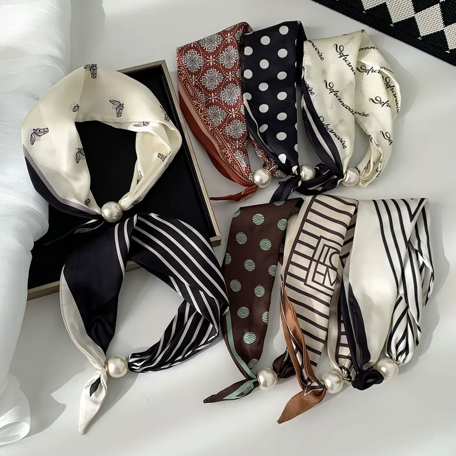 Foulard de cou à perles et fermoir magnétique view 4