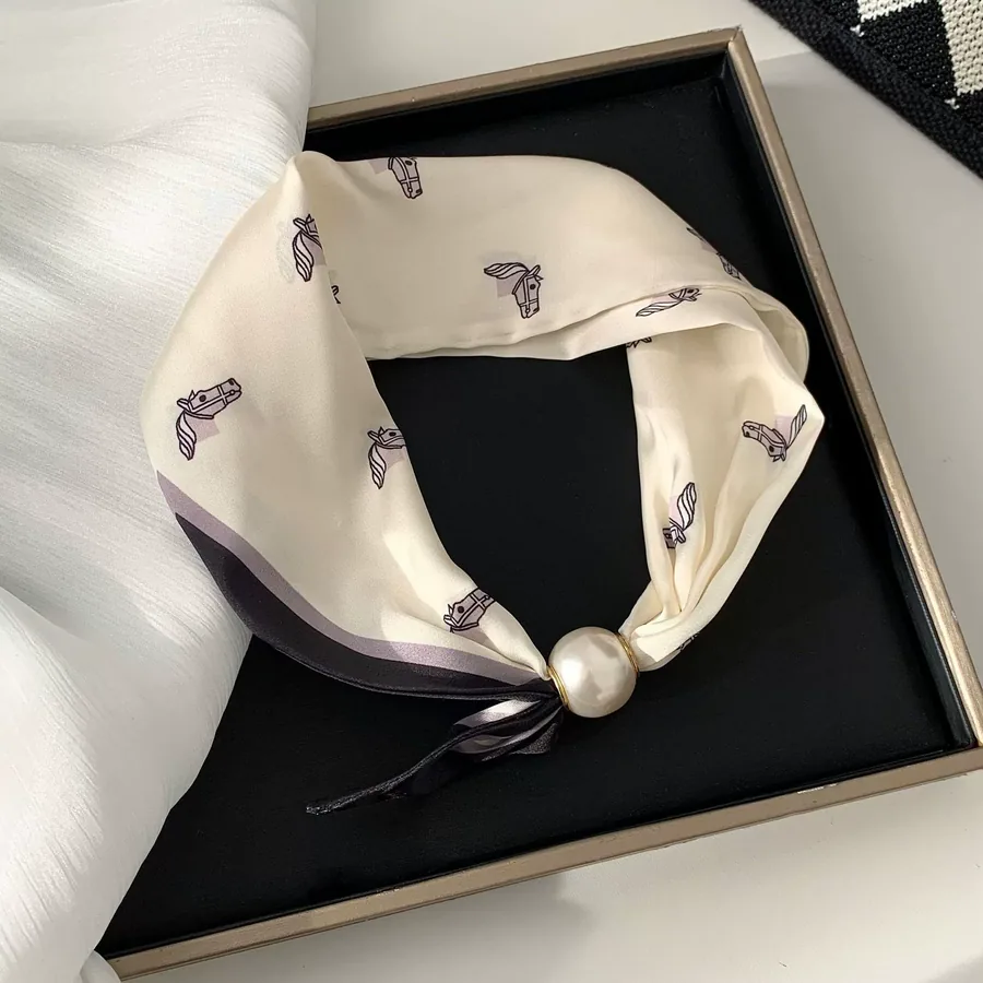 Foulard de cou à perles et fermoir magnétique view 6