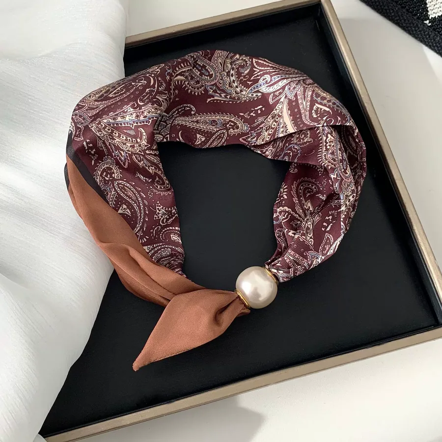 Foulard de cou à perles et fermoir magnétique view 8