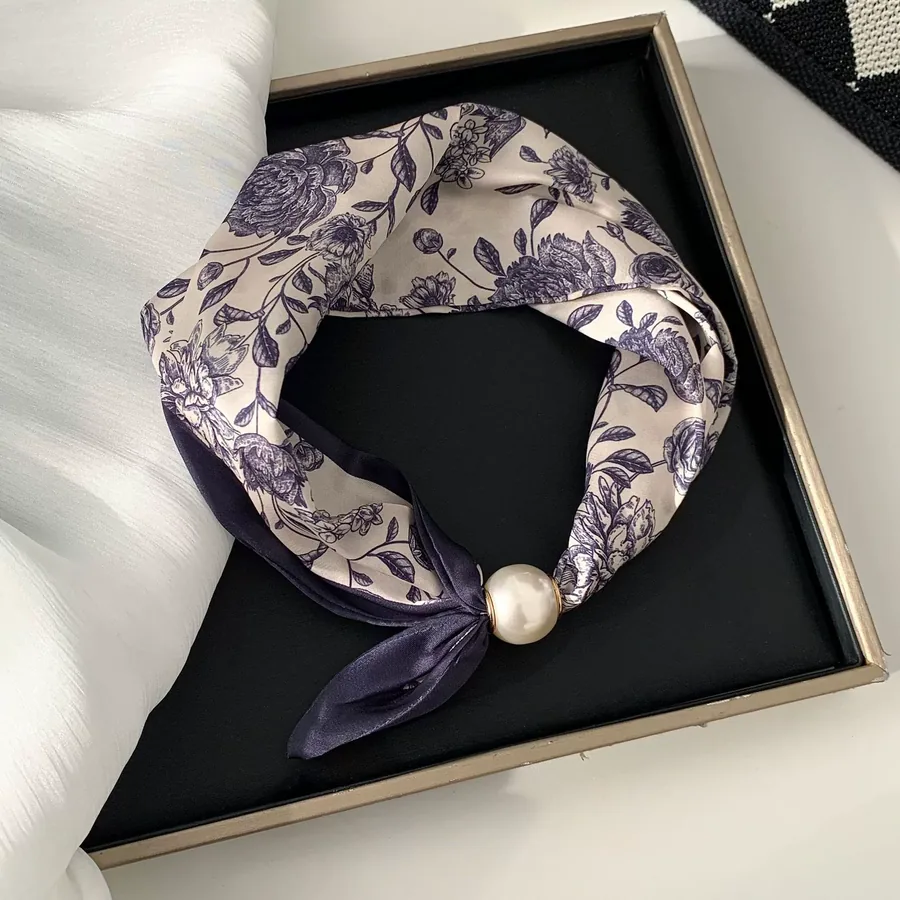 Foulard de cou à perles et fermoir magnétique view 9