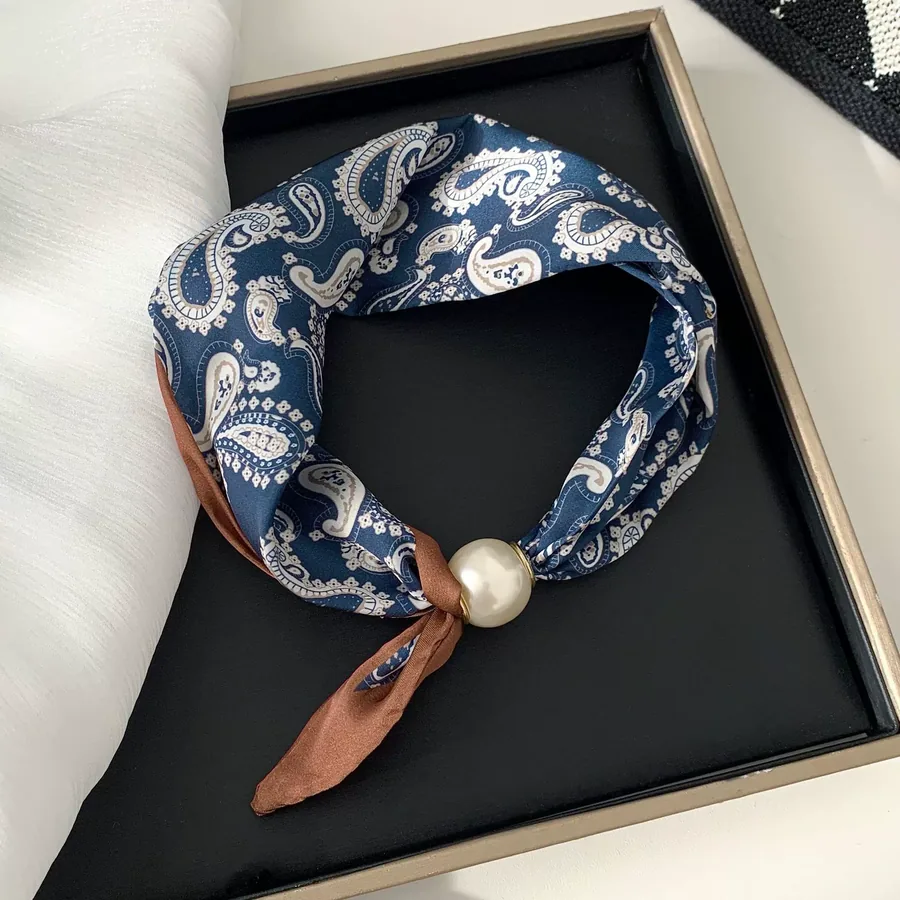 Foulard de cou à perles et fermoir magnétique view 10