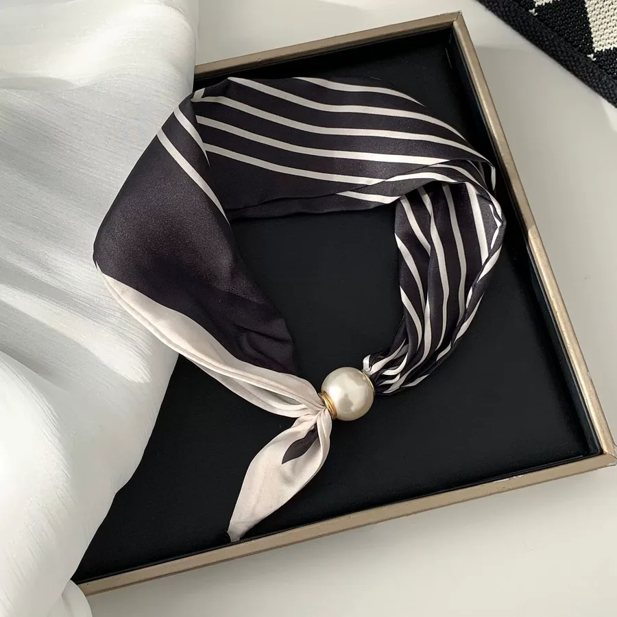 Foulard de cou à perles et fermoir magnétique view 12
