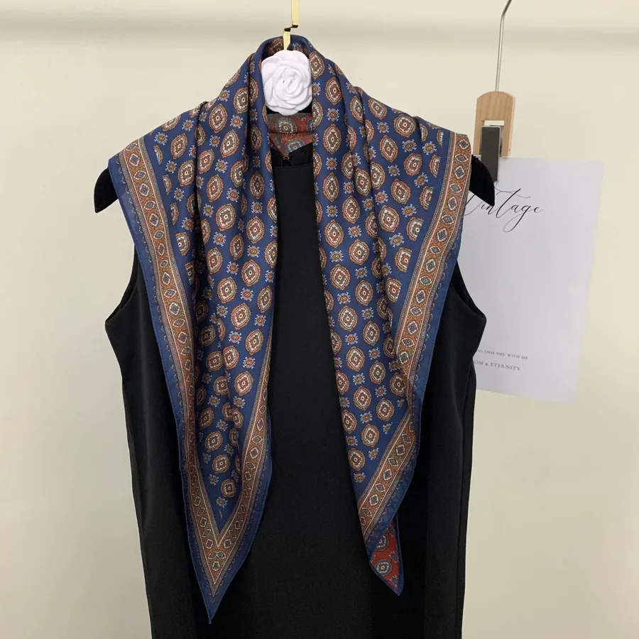 Lenço triangular de seda paisley view 4