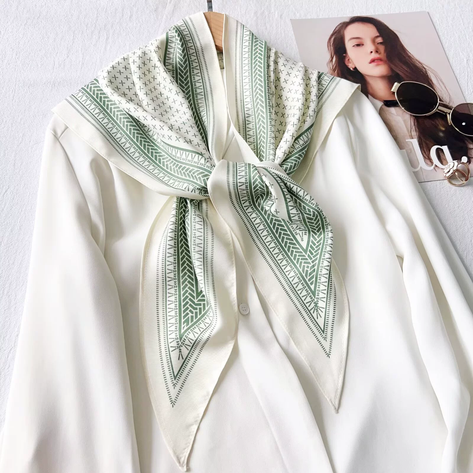 Retro Floral Print Triangle Scarf view 3