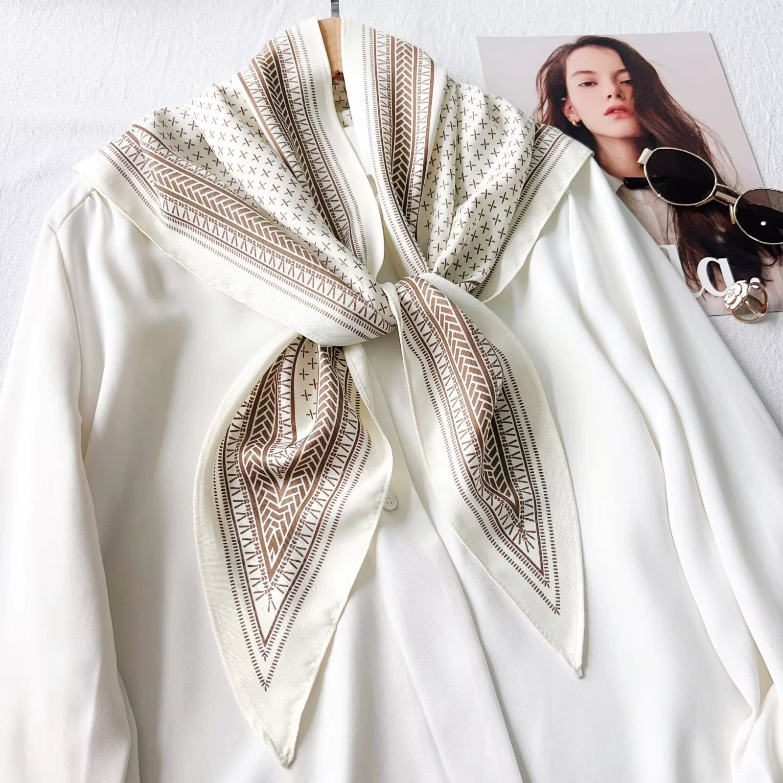 Retro Floral Print Triangle Scarf view 4