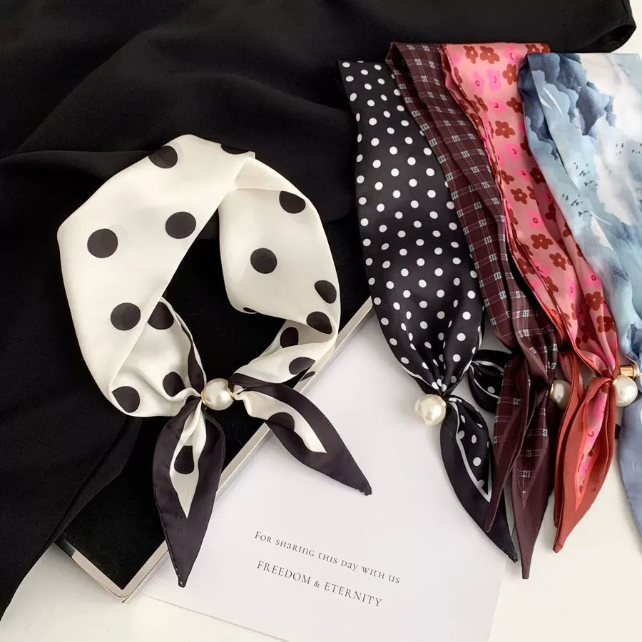 Foulard de cou à pois et perles view 3