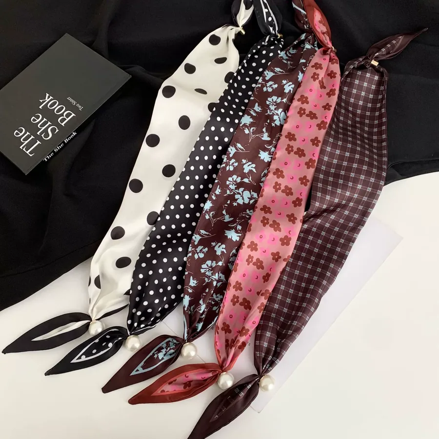 Foulard de cou à pois et perles view 4