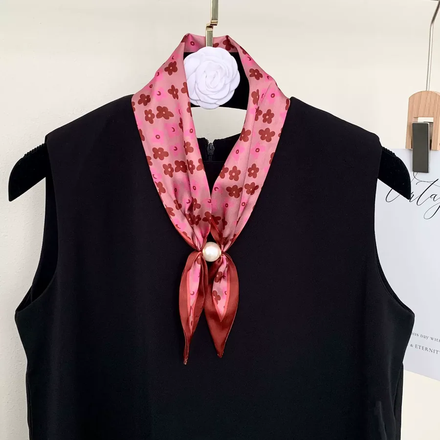 Foulard de cou à pois et perles view 8
