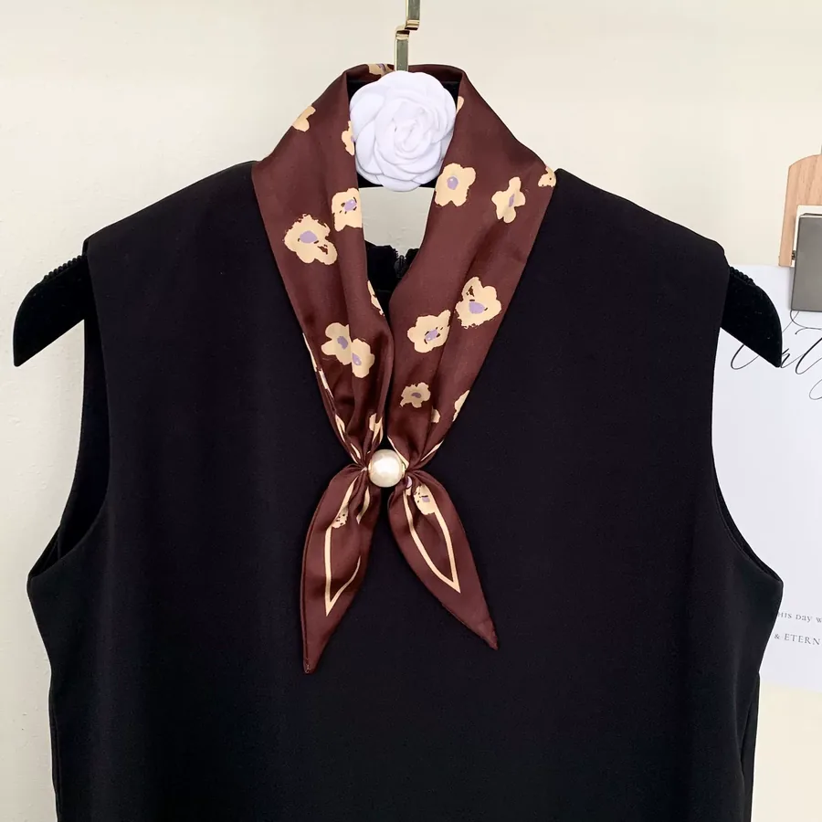 Foulard de cou à pois et perles view 11