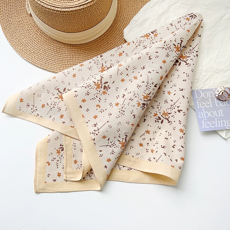 Foulard carré en coton floral view 3