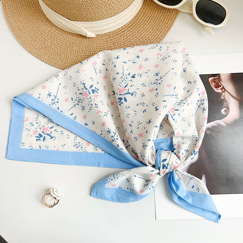 Foulard carré en coton floral view 4