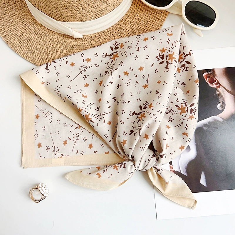 Foulard carré en coton floral view 6