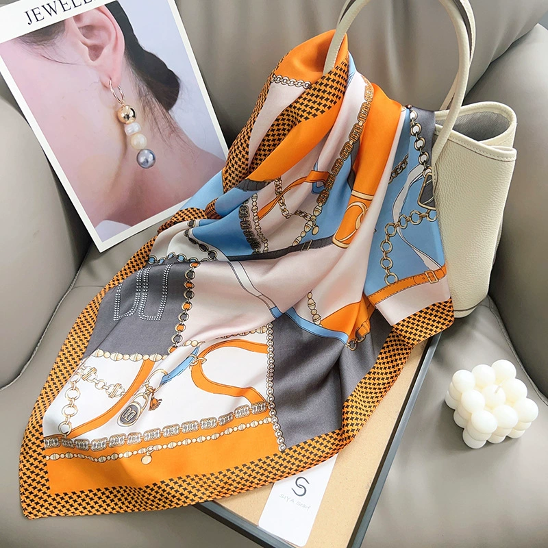 Pañuelo cuadrado de poliéster con estampado de cadena view 2