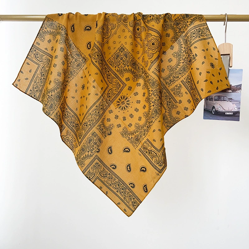 Foulard carré en coton à motif paisley view 3