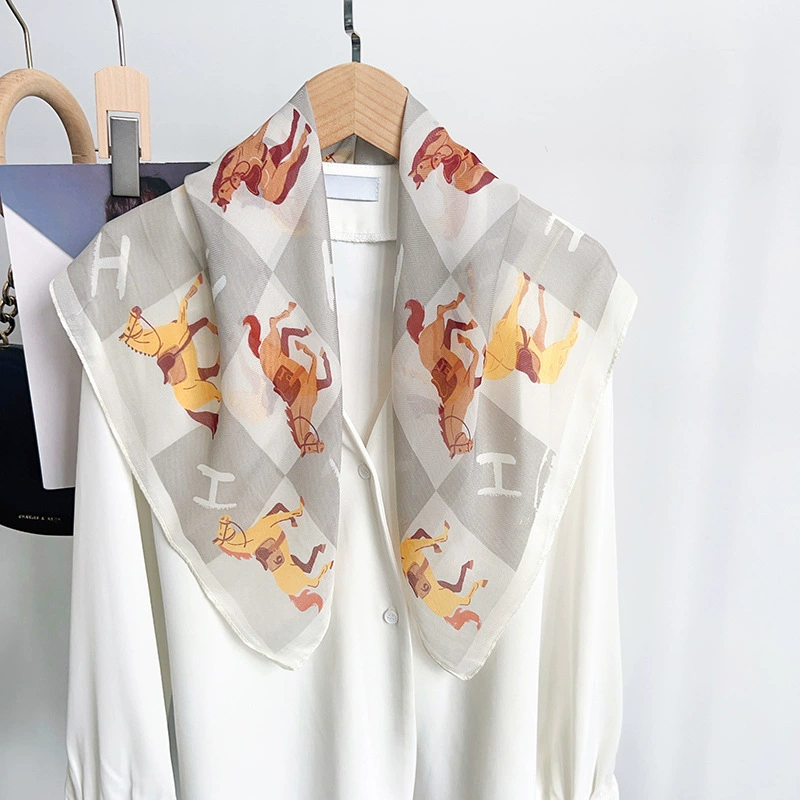 Pañuelo cuadrado de poliéster con estampado de caballos view 6