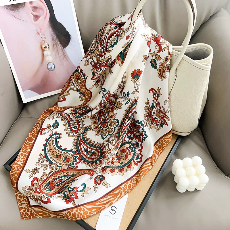 Foulard carré en polyester à motif paisley view 4