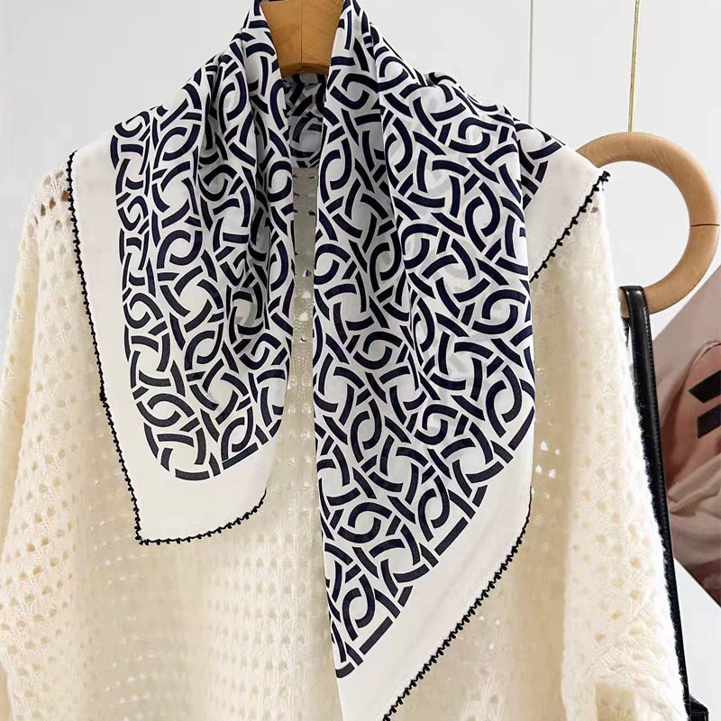 Foulard carré en soie à dentelle view 2