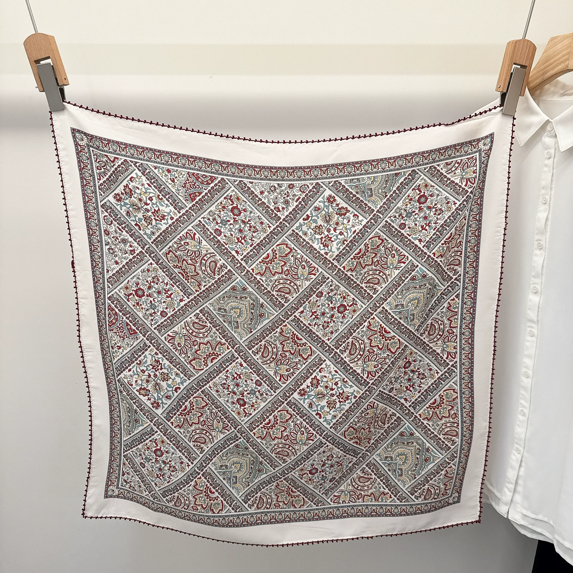 Foulard carré en soie à dentelle view 6