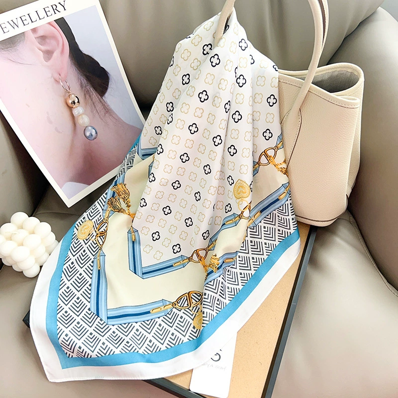 Pañuelo cuadrado de poliéster con estampado de cadenas view 3