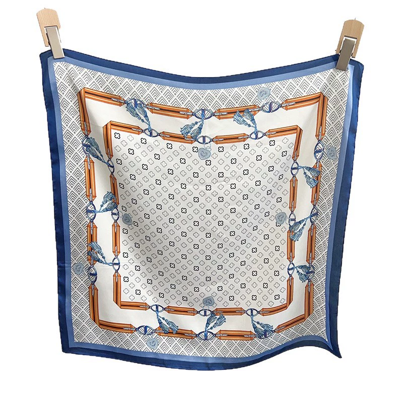 Pañuelo cuadrado de poliéster con estampado de cadenas view 5