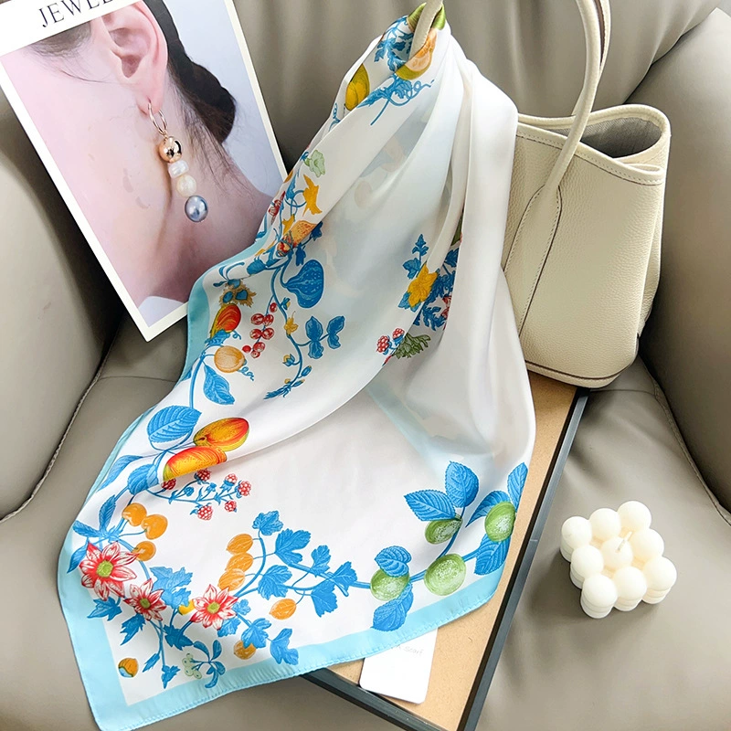 Foulard carré en polyester à fleurs view 2
