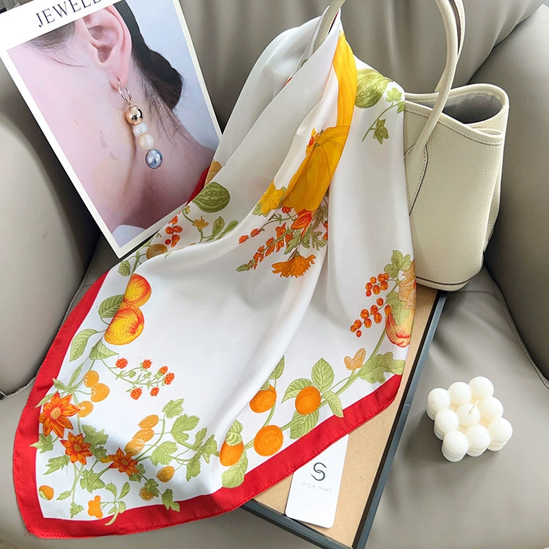 Foulard carré en polyester à fleurs view 3