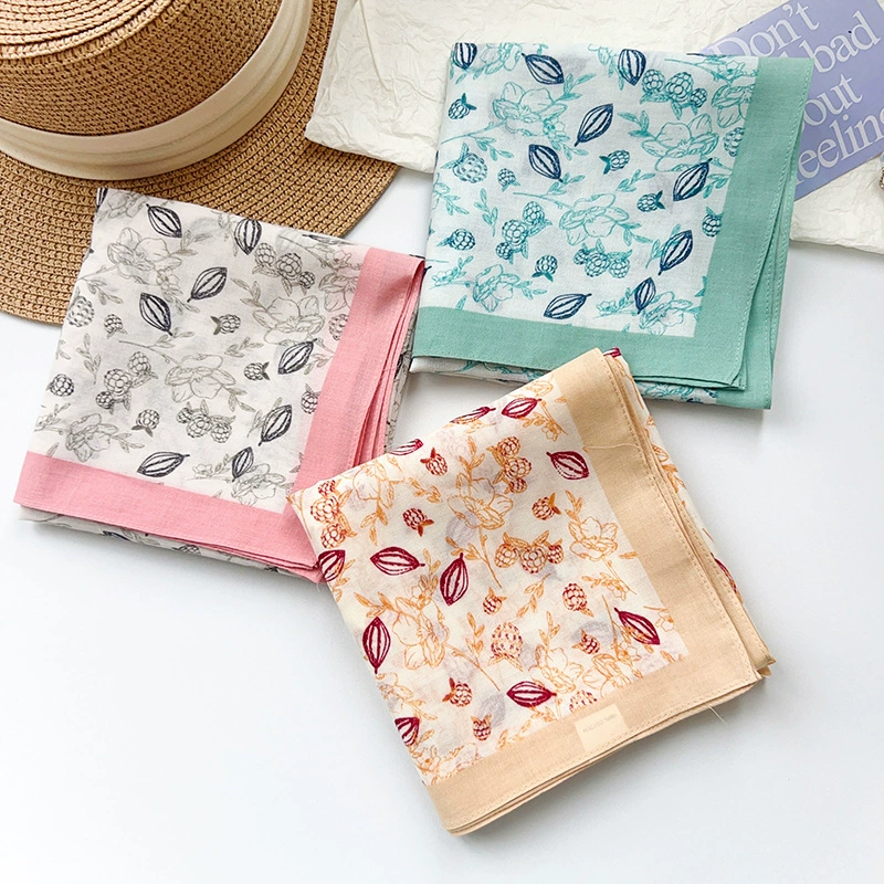 Foulard carré en coton à motif floral