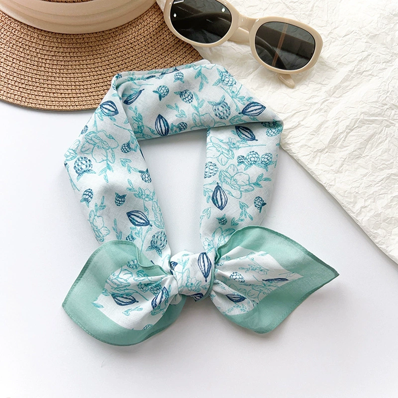 Foulard carré en coton à motif floral view 2