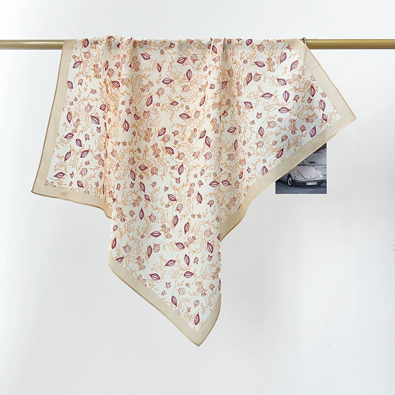 Foulard carré en coton à motif floral view 6