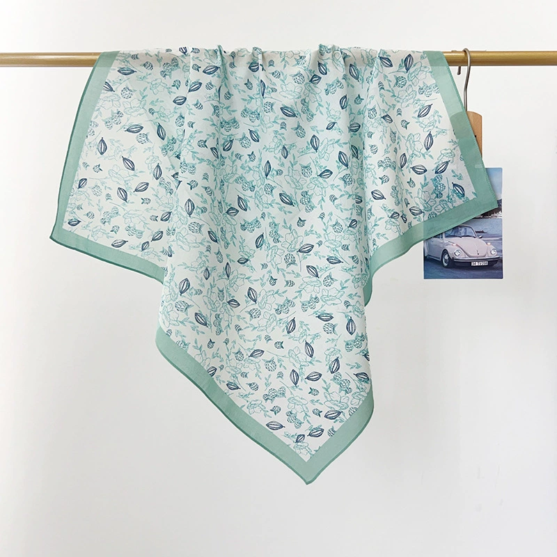 Foulard carré en coton à motif floral view 7