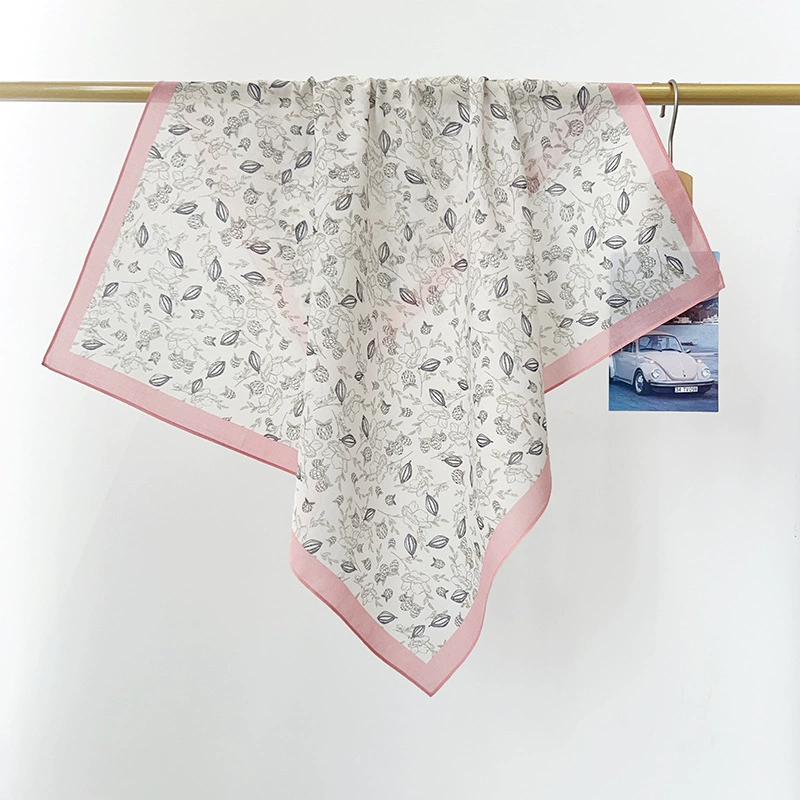 Foulard carré en coton à motif floral view 8