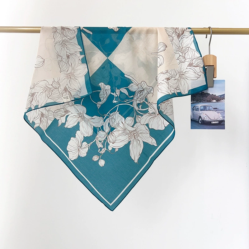 Foulard carré en coton à motif floral view 3