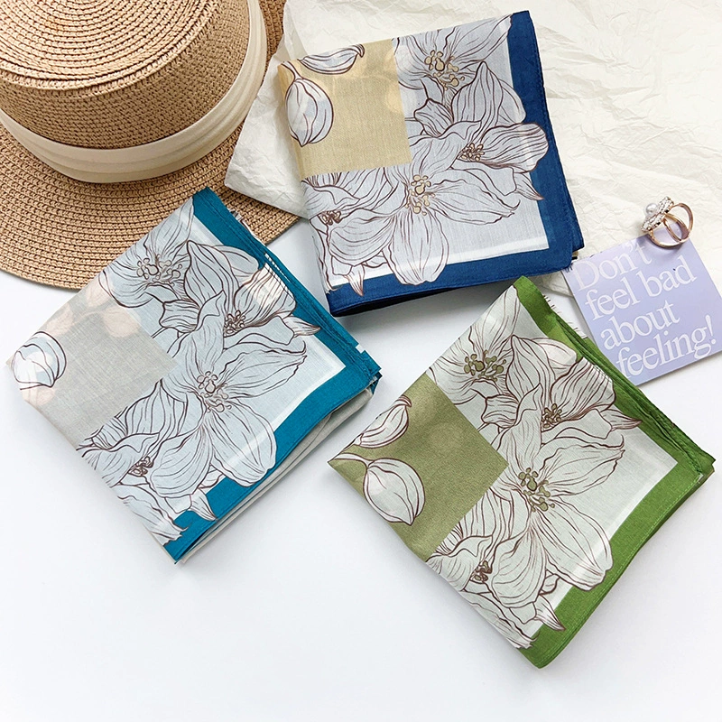 Foulard carré en coton à motif floral view 4