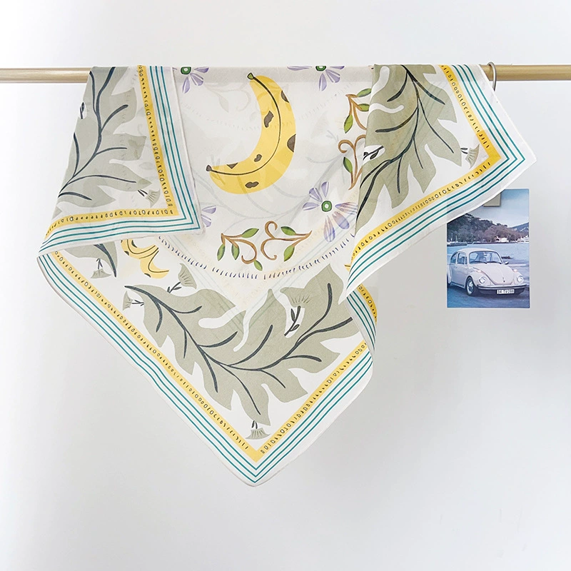 Foulard carré en coton à motif floral view 2