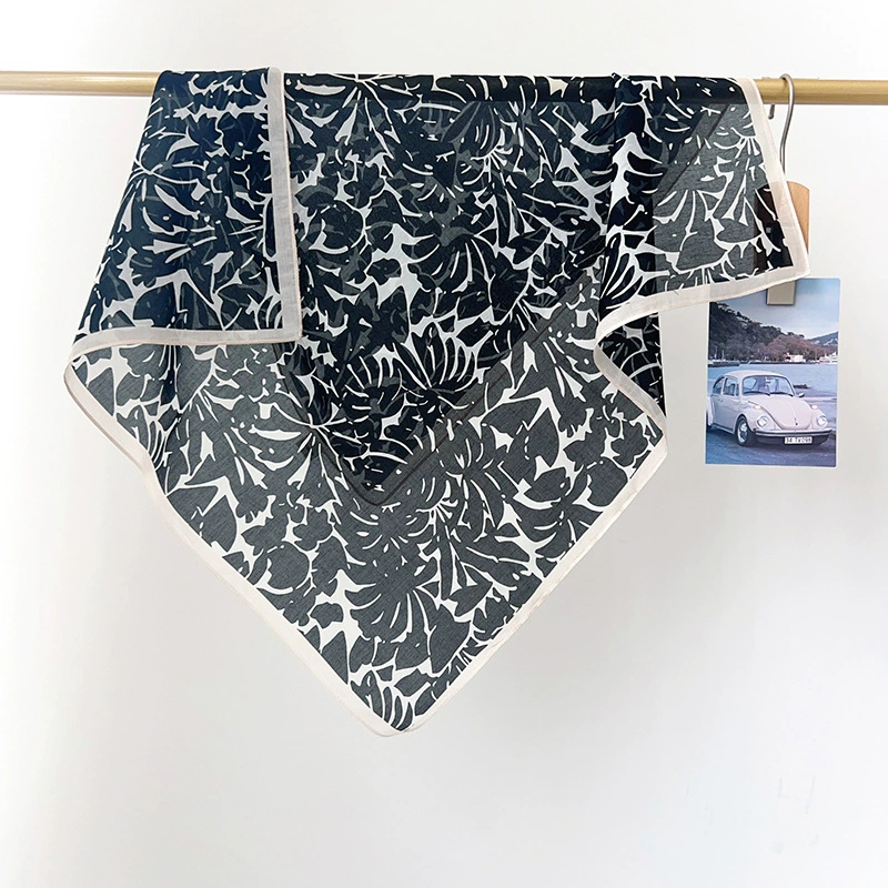 Foulard carré en coton à impression rétro view 2