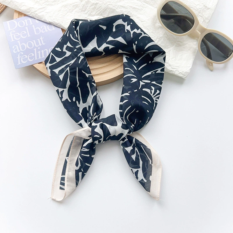 Foulard carré en coton à impression rétro view 4