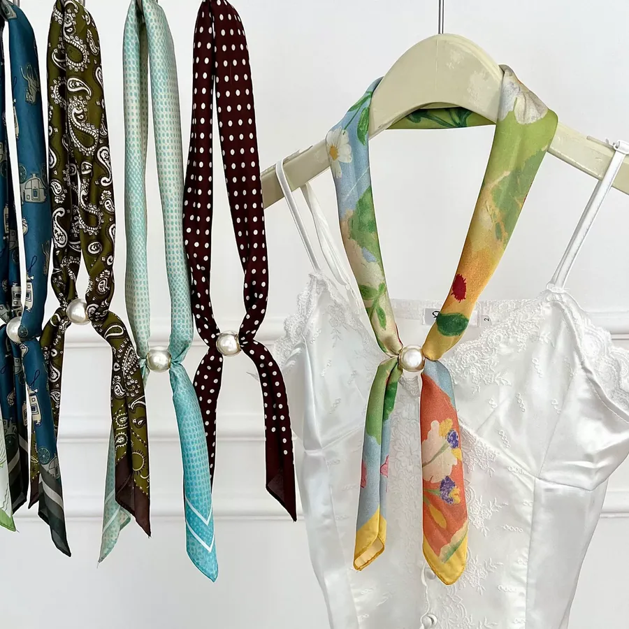 Magnetic Closure Scarf with Pearl Necklace