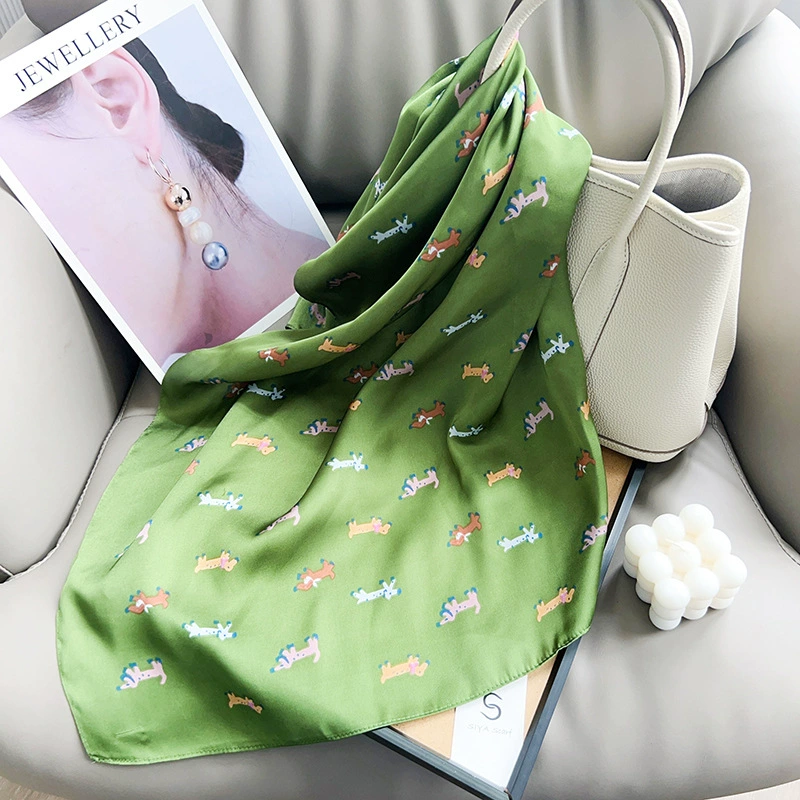 Pañuelo cuadrado pequeño con estampado de perro view 3