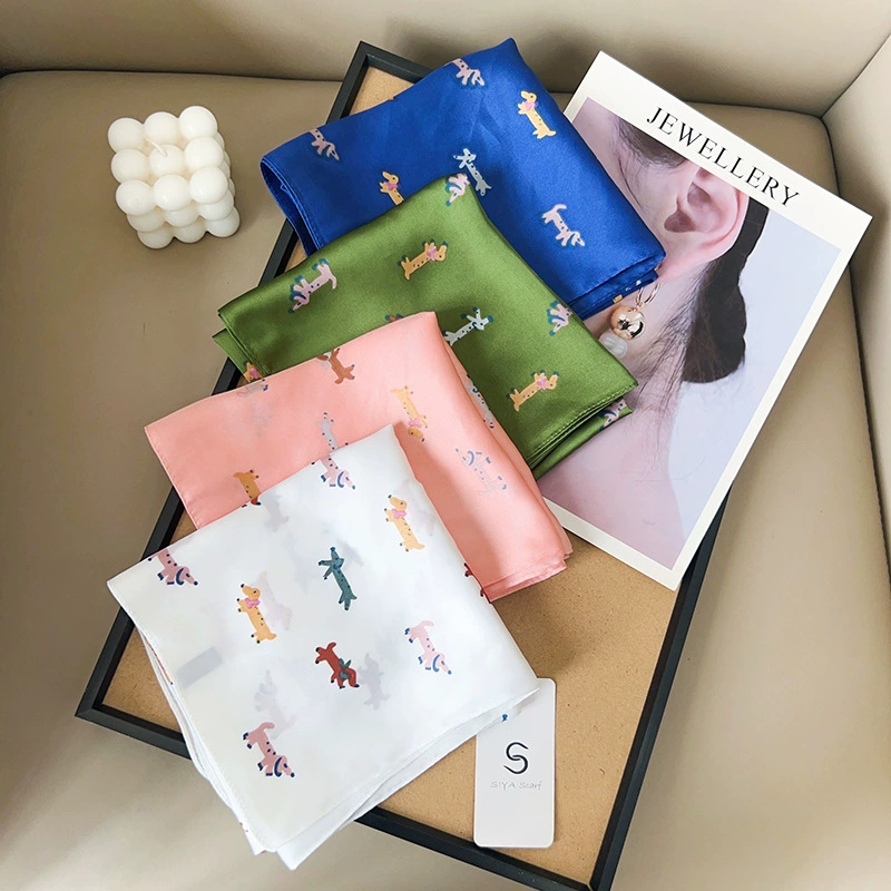 Pañuelo cuadrado pequeño con estampado de perro view 4