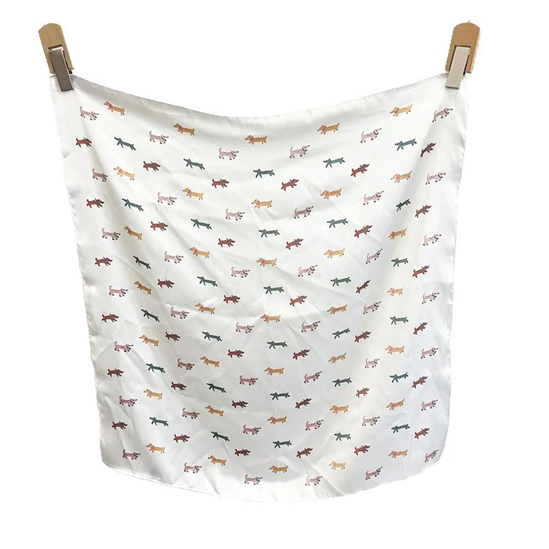 Pañuelo cuadrado pequeño con estampado de perro view 5