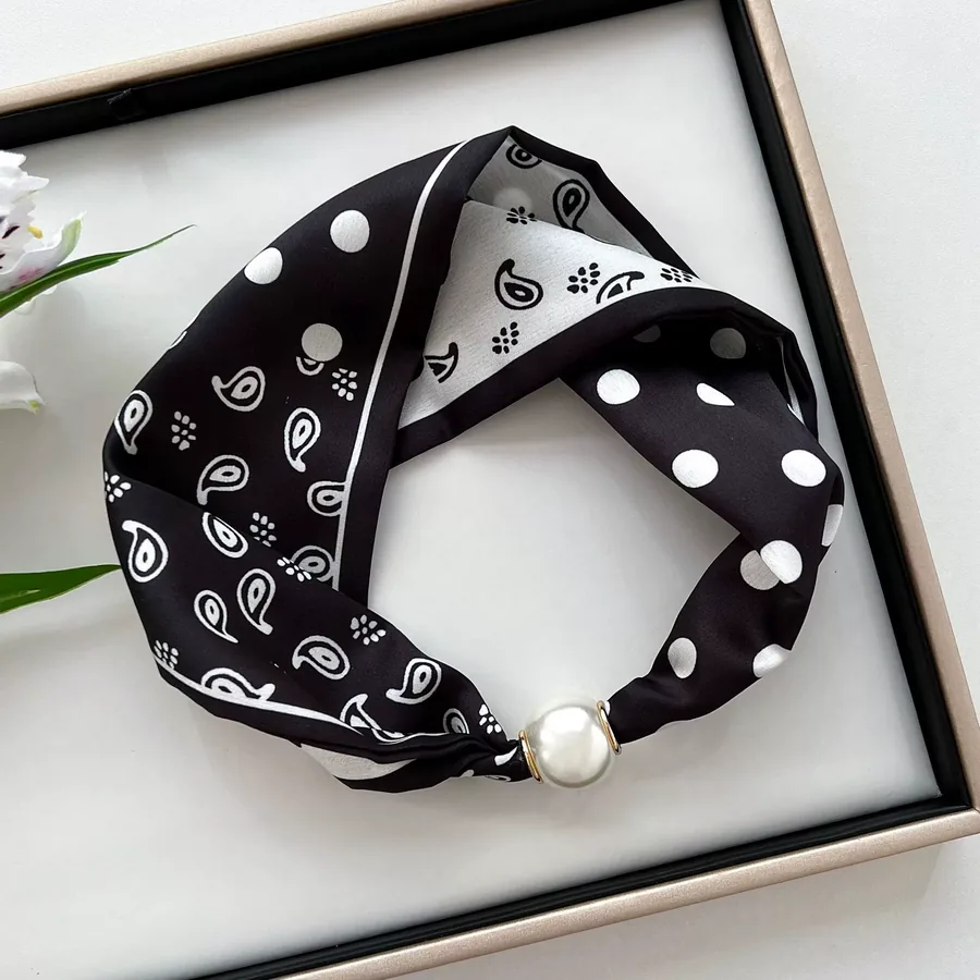 Magnetic Closure Scarf with Pearl Necklace view 8