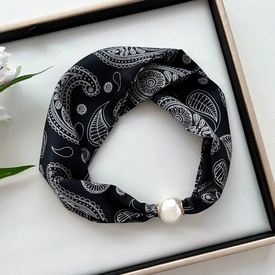 Magnetic Closure Scarf with Pearl Necklace view 11