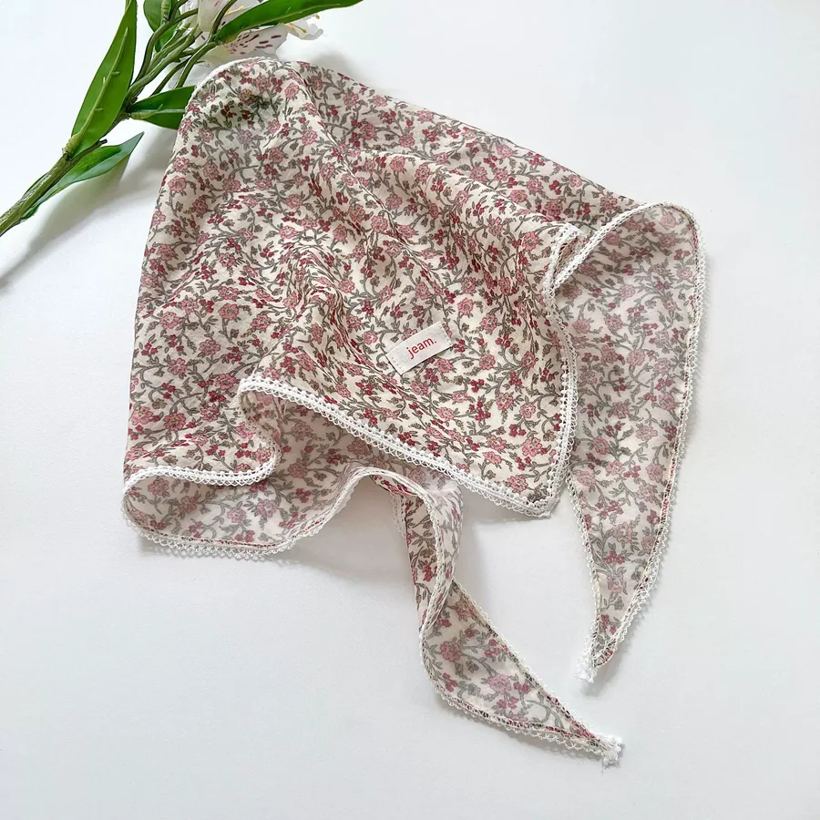 Pañuelo triangular floral vintage con borde de encaje view 6