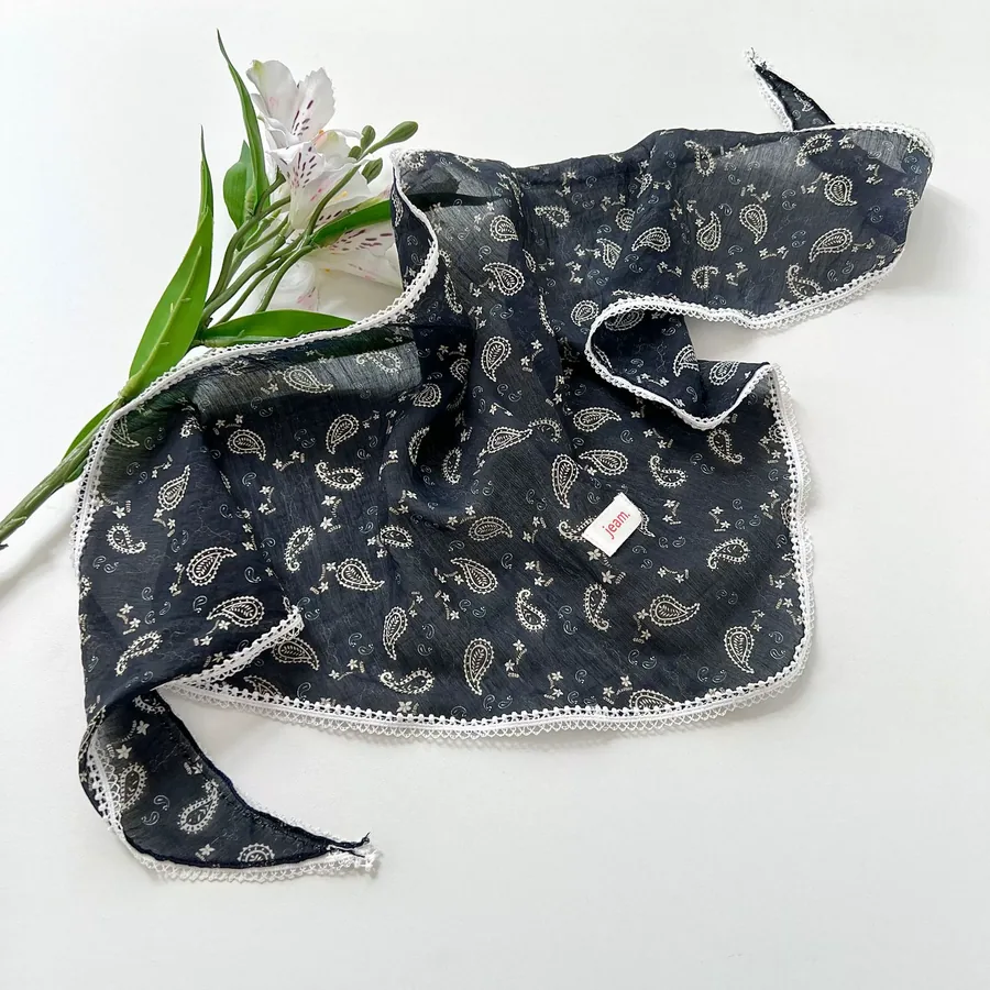 Pañuelo triangular floral vintage con borde de encaje view 7