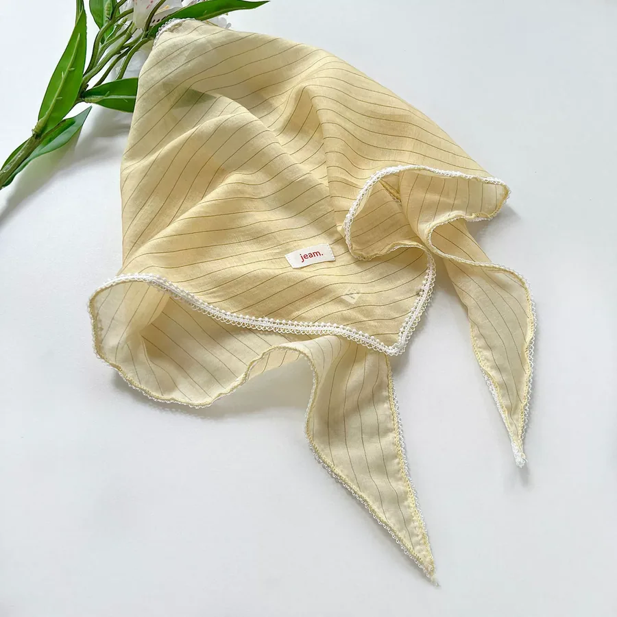 Pañuelo triangular floral vintage con borde de encaje view 8