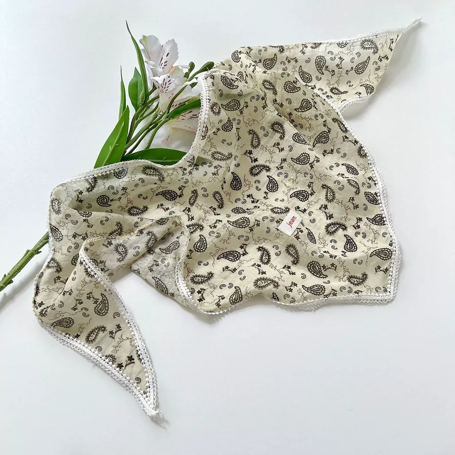 Pañuelo triangular floral vintage con borde de encaje view 9