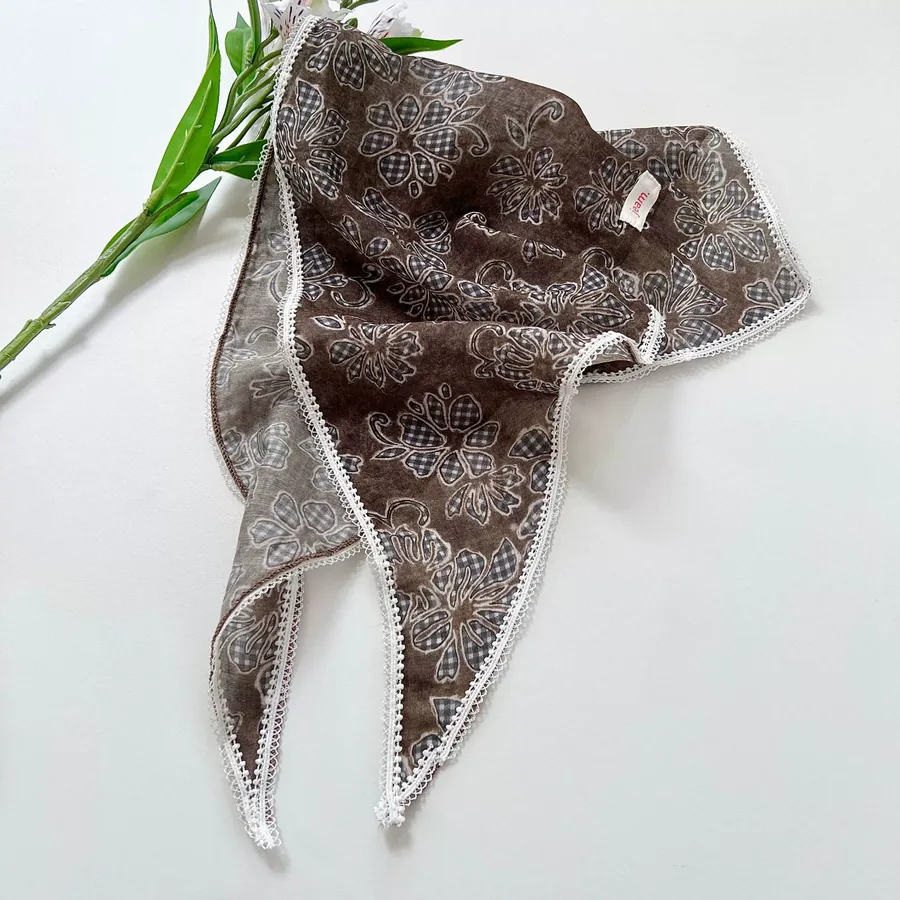 Pañuelo triangular floral vintage con borde de encaje view 10