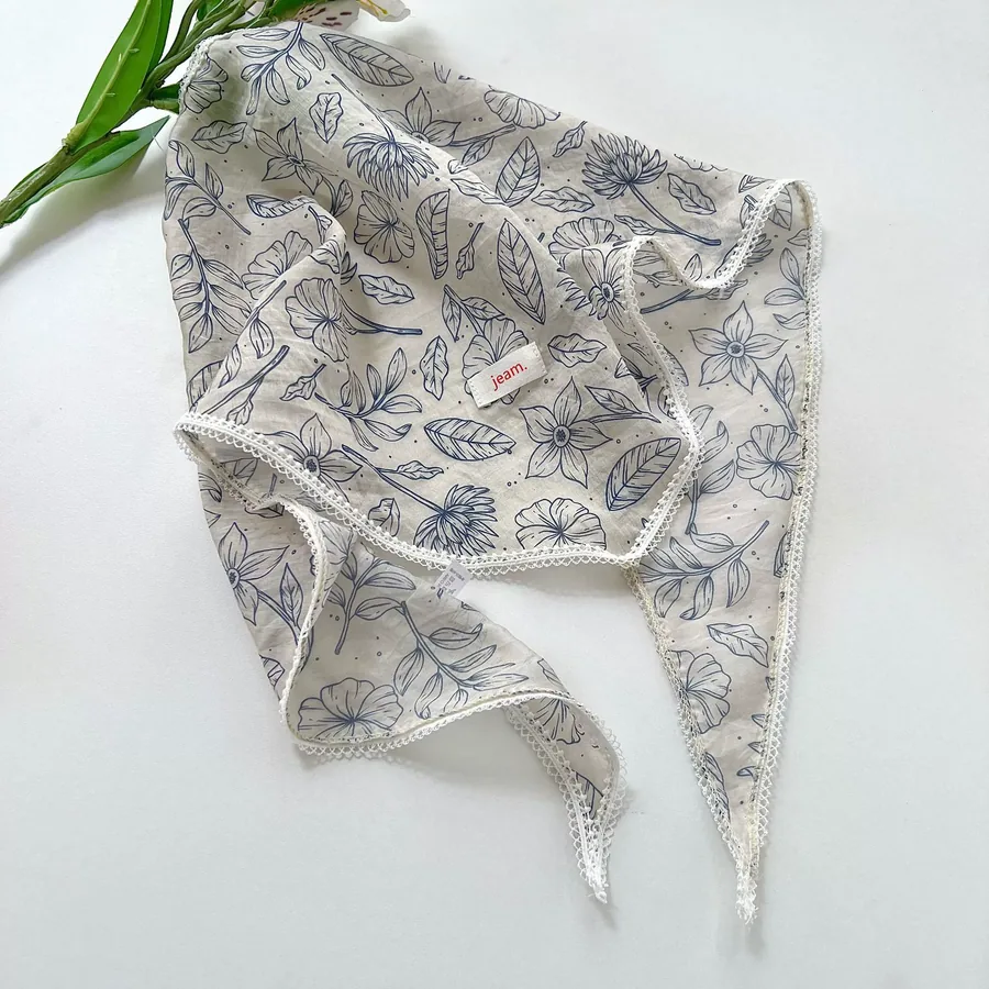 Pañuelo triangular floral vintage con borde de encaje view 12